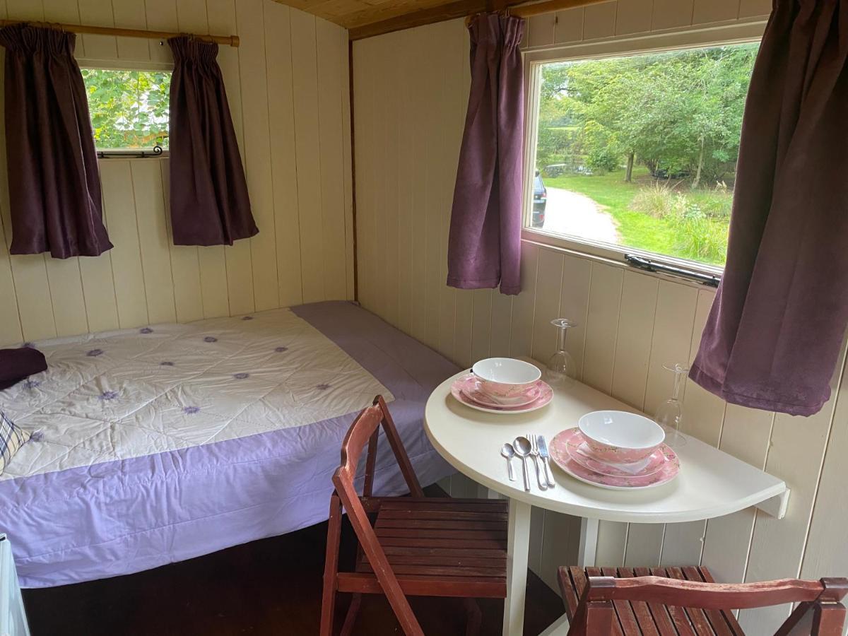 The Shepherd'S Hut - Wild Escapes Wrenbury Off Grid Glamping - Ages 12 And Over Baddiley Kültér fotó