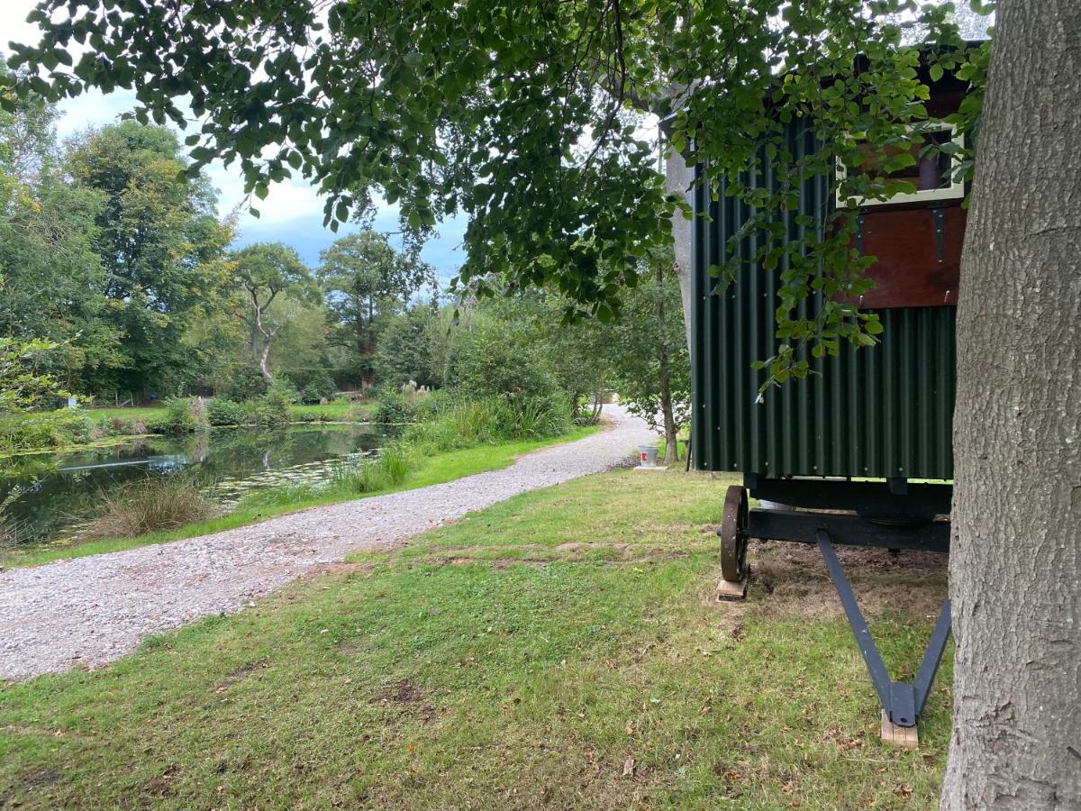 The Shepherd'S Hut - Wild Escapes Wrenbury Off Grid Glamping - Ages 12 And Over Baddiley Kültér fotó