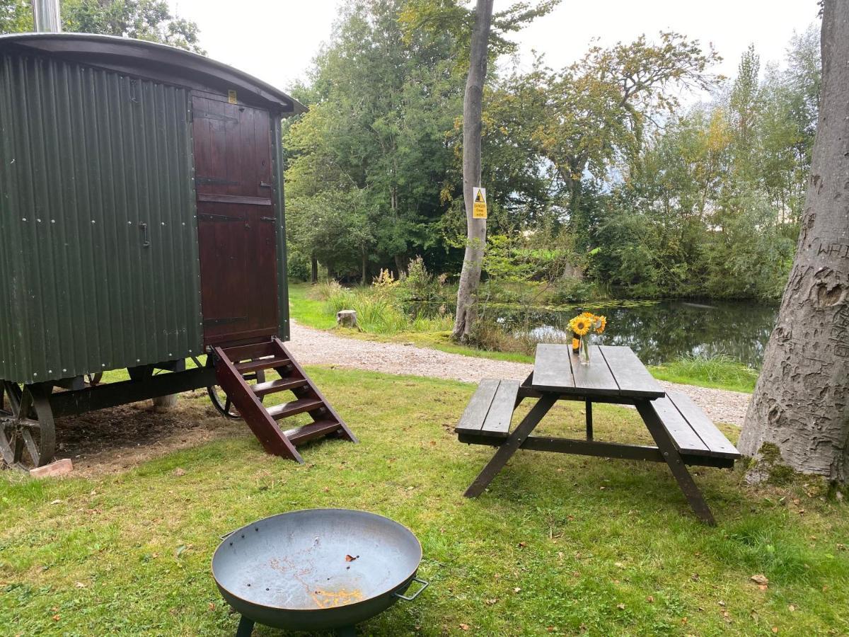 The Shepherd'S Hut - Wild Escapes Wrenbury Off Grid Glamping - Ages 12 And Over Baddiley Kültér fotó
