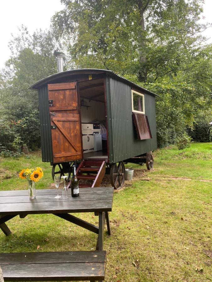 The Shepherd'S Hut - Wild Escapes Wrenbury Off Grid Glamping - Ages 12 And Over Baddiley Kültér fotó