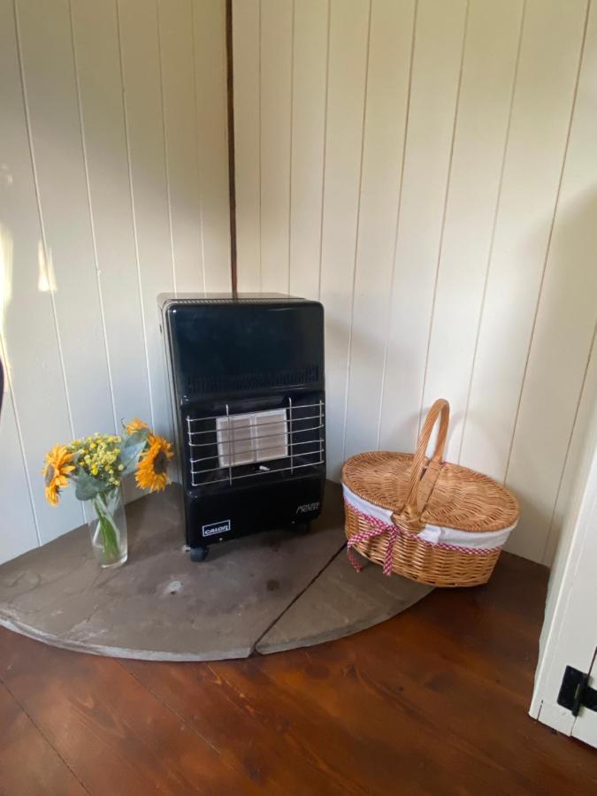 The Shepherd'S Hut - Wild Escapes Wrenbury Off Grid Glamping - Ages 12 And Over Baddiley Kültér fotó
