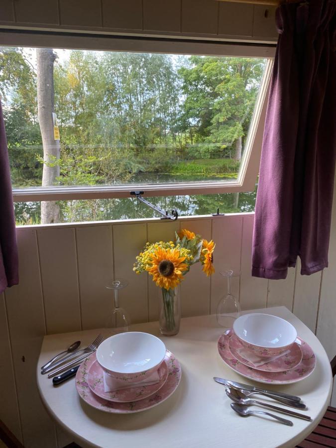 The Shepherd'S Hut - Wild Escapes Wrenbury Off Grid Glamping - Ages 12 And Over Baddiley Kültér fotó