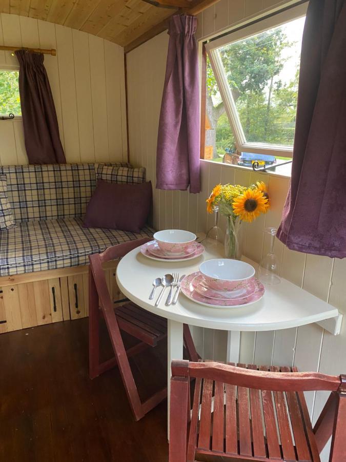 The Shepherd'S Hut - Wild Escapes Wrenbury Off Grid Glamping - Ages 12 And Over Baddiley Kültér fotó