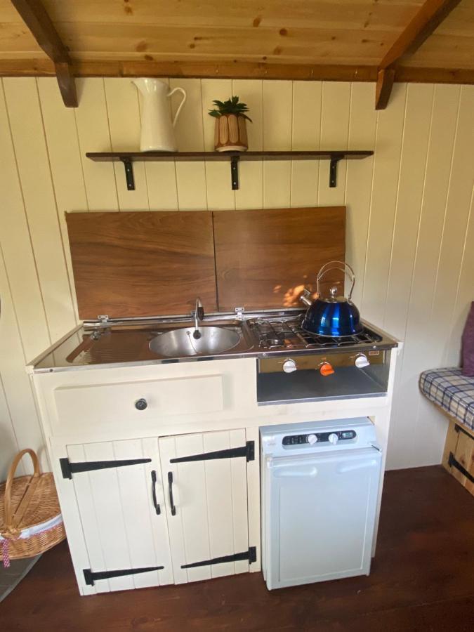 The Shepherd'S Hut - Wild Escapes Wrenbury Off Grid Glamping - Ages 12 And Over Baddiley Kültér fotó