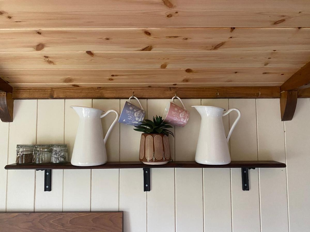 The Shepherd'S Hut - Wild Escapes Wrenbury Off Grid Glamping - Ages 12 And Over Baddiley Kültér fotó